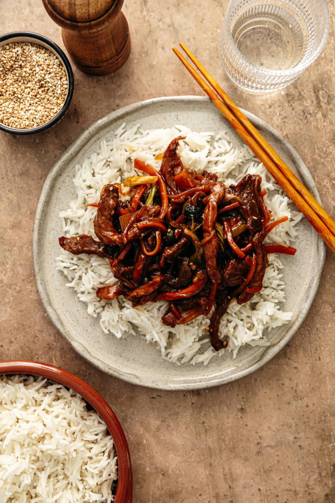 Koreaanse wok met biefstuk en rijst