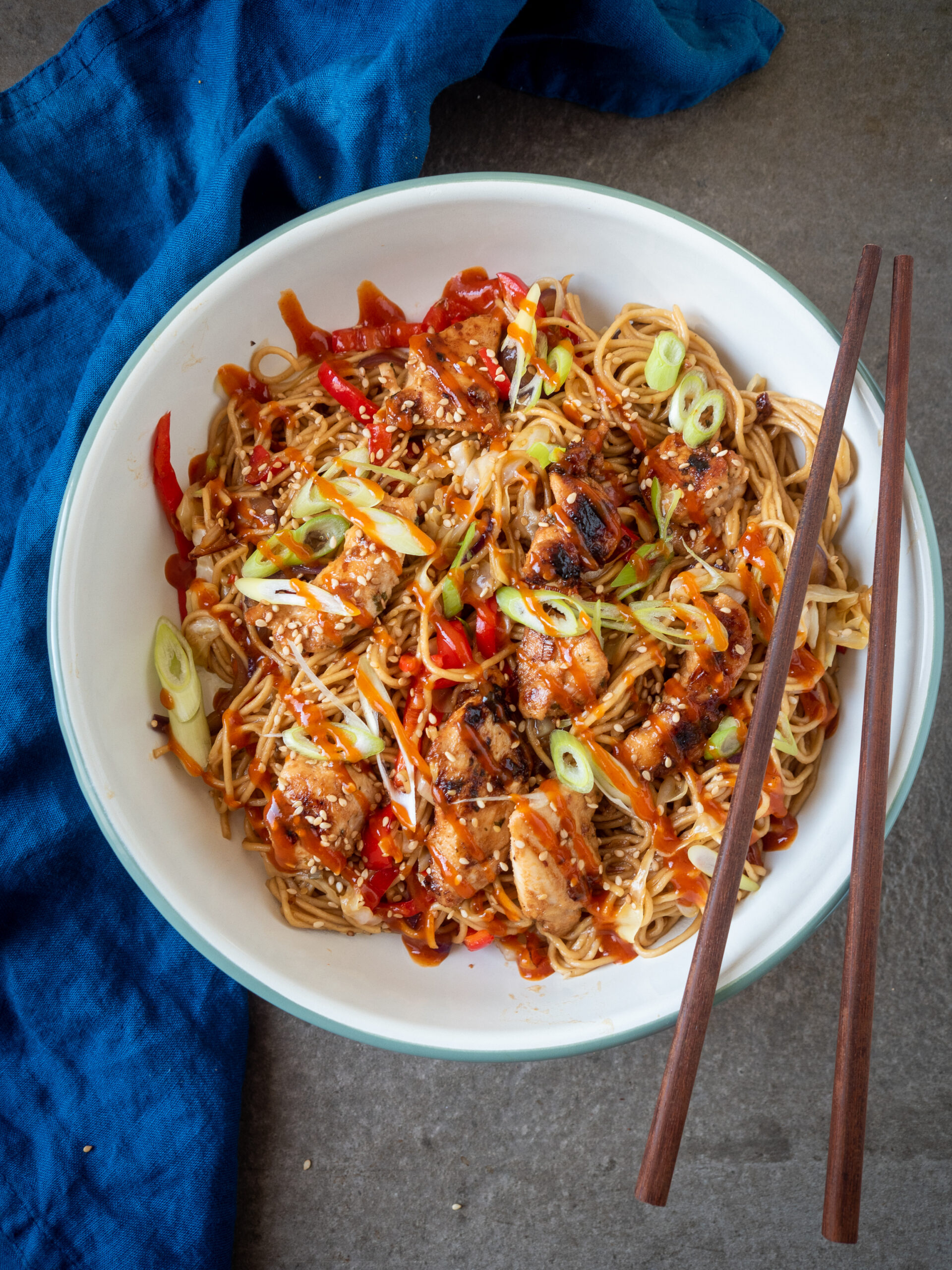Volkoren mie lo mein met gemberkip